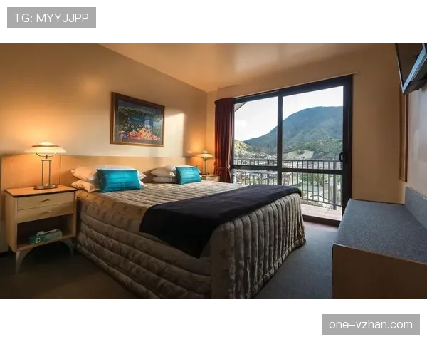 皮克居然把豪宅阳台当练球场,这家伙真是没把邻居放眼里! 皮克居然把豪宅阳台当练球场,这家伙真是没把邻居放眼里!