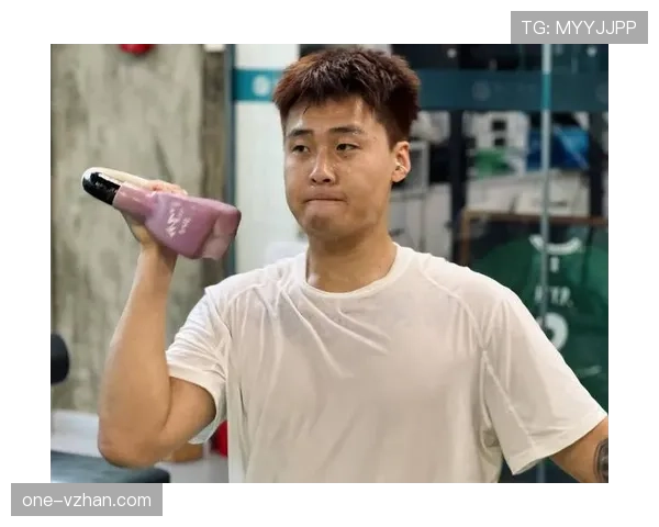 赵睿训练完直接泡面配冰可乐,这自律人设是真绷不住了? 赵睿训练完直接泡面配冰可乐,这自律人设是真绷不住了?